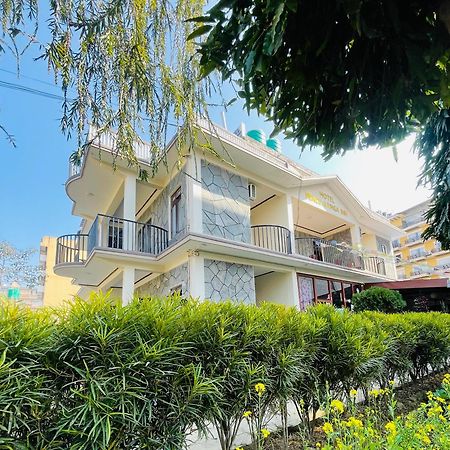 Hotel Peace Ganga Inn ポカラ エクステリア 写真