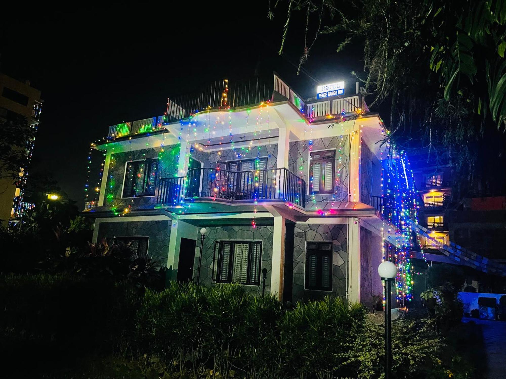 Hotel Peace Ganga Inn ポカラ エクステリア 写真