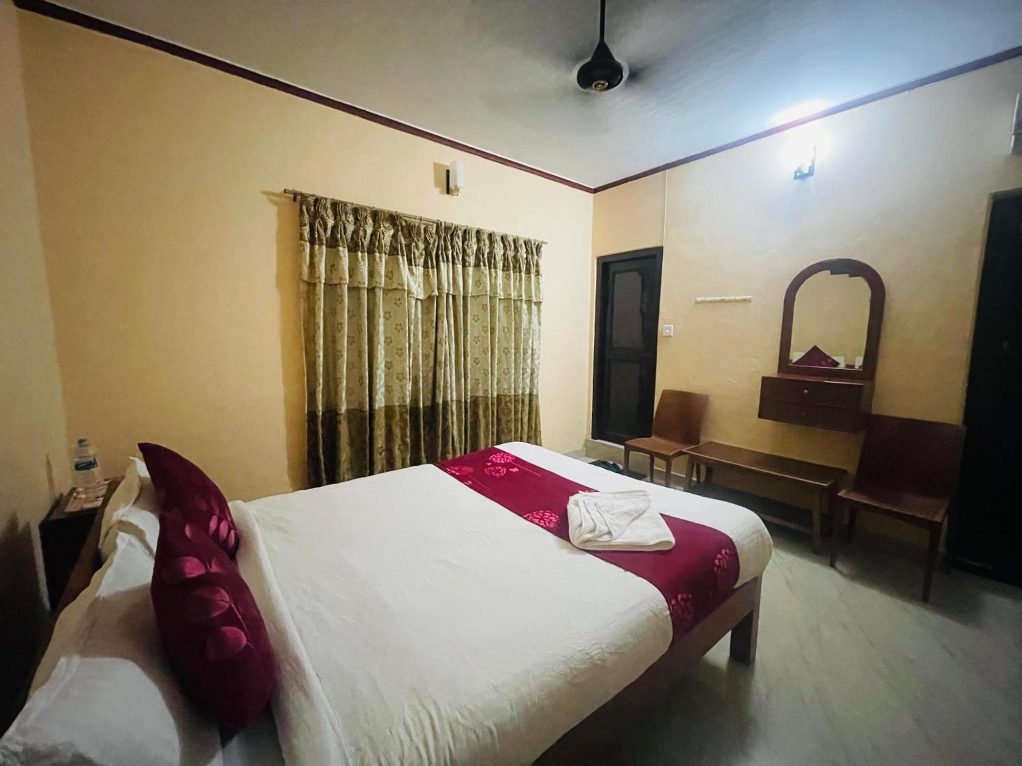 Hotel Peace Ganga Inn ポカラ エクステリア 写真